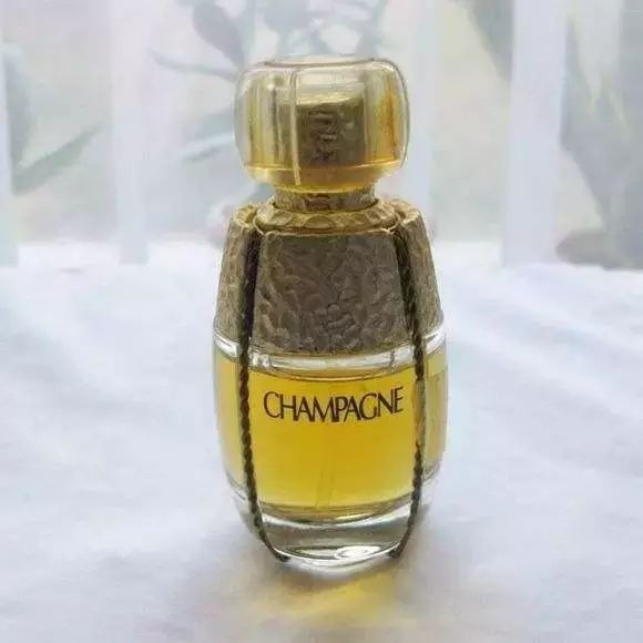 你有一沓葡萄酒味的香水，請(qǐng)接收